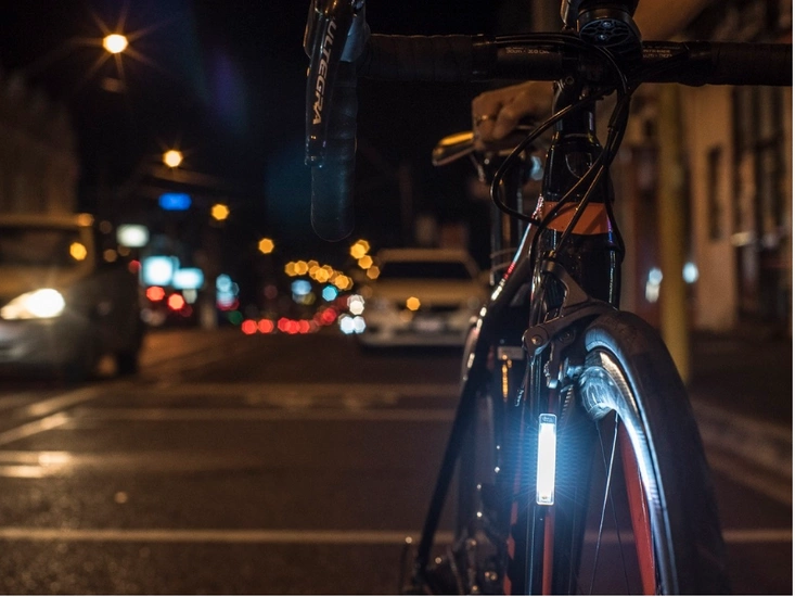 Lampka rowerowa przednia Knog Plus 40 lm