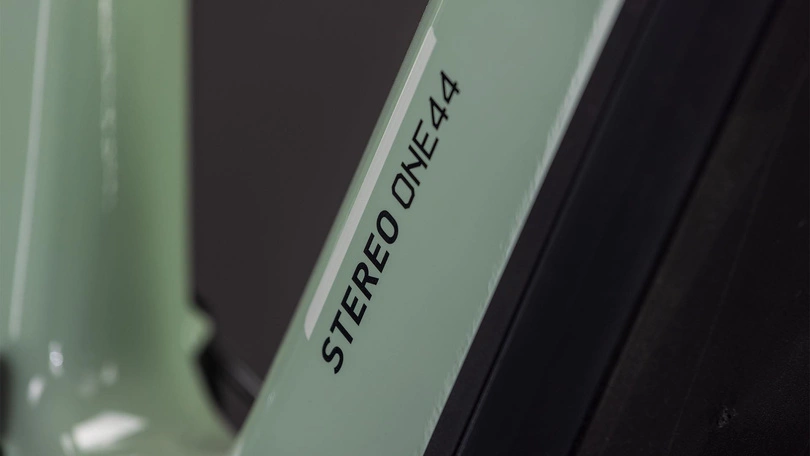 Zestaw: Rower elektryczny górski Cube Stereo Hybrid ONE44 HPC Race 800 2026 driedherbs + Bosch Kiox 400C (BRC3200)